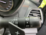 操作しやすいウインカーレバーで、スムーズな車線変更をサポート。ヘッドライトの点灯・切替も簡単に行えます。直感的に操作できる設計です。