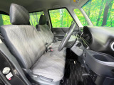 運転席シート廻りは使用感も少なく、良好な状態となっています。前オーナー様が丁寧に使っていたことがよくわかりますね。