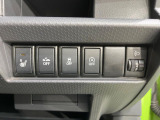 【アイドリングストップ】赤信号や渋滞で停車した際にエンジンを停止し、無駄な燃料の消費を抑えます。燃費向上や環境保護につなげる機能♪エンジンはブレーキを離せば再始動します。