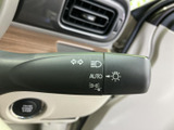 操作感の良いウインカーレバーで、スムーズな車線変更をサポート。オート機能で、運転の負担を軽減します。