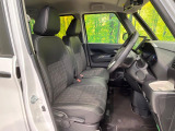 運転席まわりには十分なスペースがあり、大柄な方でもゆったり運転していただける環境です。