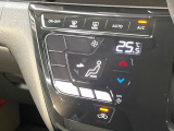 【オートエアコン】一度お好みの温度に設定すれば、車内の温度を検知し風量や温度を自動で調整。暑い&hellip;寒い&hellip;と何度もスイッチ操作をする必要はありません。快適な車内空間には必須の機能ですね♪