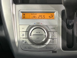 【オートエアコン】一度お好みの温度に設定すれば、車内の温度を検知し風量や温度を自動で調整。暑い&hellip;寒い&hellip;と何度もスイッチ操作をする必要はありません。快適な車内空間には必須の機能ですね♪