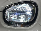 【LEDヘッドライト】悪天候や夜間走行時も良好な視界を確保し安心して運転できる高輝度LEDヘッドライトを装備!点灯速度が早く、消費電力も抑えられています。