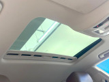 ●サンルーフ:開放感たっぷりの希少装備、サンルーフが装着されています!車内に明かりを取り入れたり景色を楽しむ以外にも、車内の空気も簡単に換気できて快適です!