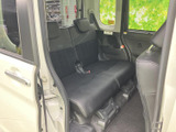 ゆったりとくつろげる後部座席。長距離移動でも快適に過ごせます。家族や友人とのお出かけに最適です。リラックスした時間を過ごせる空間です。
