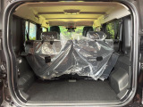 積み下ろしのしやすいデッキにはたっぷりと荷物を積み込んでいただけます。遊びから仕事まで、様々なシーンで頼れます♪