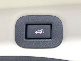 【パワーバックドア】スマートキーや運転席のボタンを押すだけでリアゲートが自動で開閉します!荷物を持っている時や、高い位置にあるバックドアを閉める際に便利な機能です♪