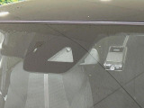【スマートブレーキサポート】走行中に前方の車両等を認識し、衝突しそうな時は警報とブレーキで衝突回避と被害軽減をアシスト。より安全にドライブをお楽しみいただけます。