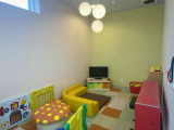 当店ではキッズスペースも完備しております♪小さなお子様が退屈しないよう電子ピアノやDVD、絵本もございますので、ぜひご家族皆様でお気軽にご来店ください★