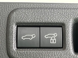 【パワーバックドア】スマートキーや運転席のボタンを押すだけでリアゲートが自動で開閉します!荷物を持っている時や、高い位置にあるバックドアを閉める際に便利な機能です♪