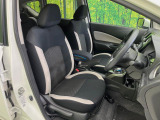 運転席まわりには十分なスペースがあり、大柄な方でもゆったり運転していただける環境です。