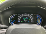 視認性の高いメーターで、運転に必要な情報を的確に把握できます。直感的に操作できるデザインで、安全運転をサポートします。運転に集中できる空間です。