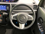 インテリアに合わせたデザインのステアリングは、運転される方のことも考え、運転しやすい形状、大きさです。是非一度、実際に触ってお確かめください。