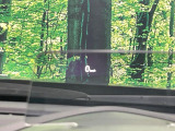 【ヘッドアップディスプレイ】現在の速度や走行情報をデジタル表示で運転席前方のガラスに投影!運転中、目線をずらさず必要な情報を確認できるのでとっても便利で安心!