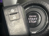 【キーレススタートシステム】カバンやポケットに入れたままでもドアの施錠・解錠が可能なスマートキーを装備。エンジンのオン・オフ時もカギを取り出す必要が無いからとっても便利です♪