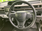 握りやすいステアリングは、長距離運転でも疲れにくい設計。快適なドライビングをサポートします。