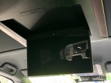 【13.2型有機ELフリップダウン】三列目からでも迫力のエンタメが観れる大画面フリップダウン。有機ELのモニターでは、一般的なフリップダウンよりも高コントラストでキレイな映像を楽しめます。