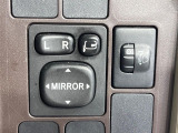 【電動格納ミラー】サイドミラーは電動格納式となっており、狭い駐車場でもキズがつくリスクを抑えられます。