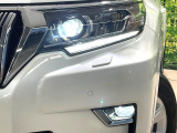【LEDヘッドライト】悪天候や夜間走行時も良好な視界を確保し安心して運転できる高輝度LEDヘッドライトを装備!点灯速度が早く、消費電力も抑えられています。