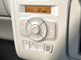 【オートエアコン】一度お好みの温度に設定すれば、車内の温度を検知し風量や温度を自動で調整。暑い&hellip;寒い&hellip;と何度もスイッチ操作をする必要はありません。快適な車内空間には必須の機能ですね♪