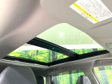 【パノラマルーフ】大型のガラスルーフ搭載で車内の解放感が一気にアップ!開放的なドライブをお楽しみいただけます。