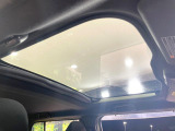 【ガラスルーフ】ガラスルーフ搭載で車内の解放感が一気にアップ!開放的なドライブをお楽しみいただけます。