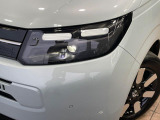 【LEDヘッドライト】悪天候や夜間走行時も良好な視界を確保し安心して運転できる高輝度LEDヘッドライトを装備!点灯速度が早く、消費電力も抑えられています。