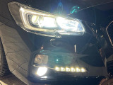 【LEDヘッドライト】悪天候や夜間走行時も良好な視界を確保し安心して運転できる高輝度LEDヘッドライトを装備!点灯速度が早く、消費電力も抑えられています。