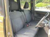 運転席からの視界は広く、運転しやすい環境です。シートの形状も体にフィットし、長距離運転でも疲れにくいでしょう。快適な空間です。