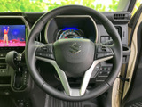 握りやすいステアリングは、運転操作をスムーズにします。オーディオやハンズフリー通話のスイッチも操作しやすい位置に配置されています。快適なドライビングを。