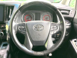 【ウッドコンビステアリング】高級感ある木目調パーツを採用した手に良く馴染むコンビハンドル。運転席廻りの雰囲気も一気に豪華になります!