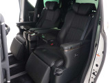 (☆プレミアム黒本革エアシート☆)ブラックレザーを使用した快適な温冷風シート機能、専用の読書灯、電動リクライニング、電動オットマン、シートメモリー機能、格納テーブル、最上級モデルが入庫しました。