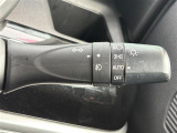【オートライト(AUTO)】外の明るさをシステムが感知して、自動でヘッドライトが点灯します。ヘッドライトをつけ忘れを防ぐ便利機能です。