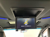 【フリップダウンモニター】大画面モニターで後席でもエンタメをお楽しみいただけます。小さなお子様にも大人気の装備です♪