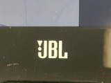 【JBLサウンドシステム】メーカーオプションの高品位サウンドシステムを搭載。専用のチューニングが施された大小様々なスピーカーから良質なサウンドが奏でられ、臨場感あふれる音響空間を演出します。