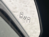 【ブラインドスポットモニター】走行中、ドアミラーの死角になりやすい箇所に後続車が接近するとサイドミラーのレンズに警告を表示!ドライバーに注意喚起をしてくれます。