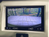 【バックカメラ】駐車時に後方がリアルタイム映像で確認できます。大型商業施設や立体駐車場での駐車時や、夜間のバック時に大活躍!