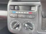 寒い冬も暑い夏も全席に快適な空調を届けてくれる、ダイヤル式エアコンを装備♪