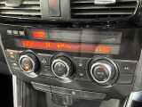 【オートエアコン】一度お好みの温度に設定すれば、車内の温度を検知し風量や温度を自動で調整。暑い&hellip;寒い&hellip;と何度もスイッチ操作をする必要はありません。快適な車内空間には必須の機能ですね♪