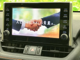 停車中に楽しめるTV機能です。休憩時間などに、ニュースや番組をチェックできます。移動中のエンターテイメントに最適です。
