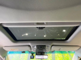 【サンルーフ】開放感たっぷりの希少装備、サンルーフが装着されています!車内に明かりを取り入れたり景色を楽しむ以外にも、車内の空気も簡単に換気できて快適です!