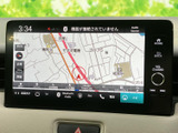 見やすい地図表示で、目的地へのナビゲーションをサポート。スムーズなルート案内で、初めての場所でも安心です。渋滞情報も確認できます。