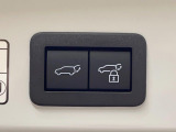 【パワーバックドア】スマートキーや運転席のボタンを押すだけでリアゲートが自動で開閉します!荷物を持っている時や、高い位置にあるバックドアを閉める際に便利な機能です♪