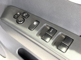 【電動格納ミラー】サイドミラーは電動格納式となっており、狭い駐車場でもキズがつくリスクを抑えられます。