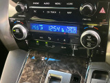 【オートエアコン】一度お好みの温度に設定すれば、車内の温度を検知し風量や温度を自動で調整。暑い&hellip;寒い&hellip;と何度もスイッチ操作をする必要はありません。快適な車内空間には必須の機能ですね♪