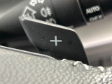 【パドルシフト】ハンドルから手を離さずに素早くシフトアップ&ダウンができるので、エンジンブレーキを使う下り坂や高速道路の合流で加速したい場面で役立ちます。