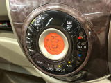 【オートエアコン】一度お好みの温度に設定すれば、車内の温度を検知し風量や温度を自動で調整。暑い&hellip;寒い&hellip;と何度もスイッチ操作をする必要はありません。快適な車内空間には必須の機能ですね♪