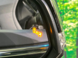 【ブラインドスポットモニター】走行中、ドアミラーの死角になりやすい箇所に後続車が接近するとサイドミラーのレンズに警告を表示!ドライバーに注意喚起をしてくれます。