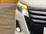 【LEDヘッドライト】悪天候や夜間走行時も良好な視界を確保し安心して運転できる高輝度LEDヘッドライトを装備!点灯速度が早く、消費電力も抑えられています。